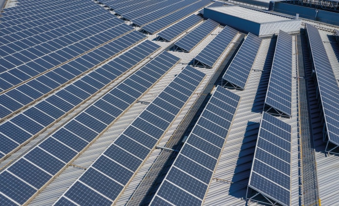 financiamiento e inversión en paneles solares industriales e iluminación LED