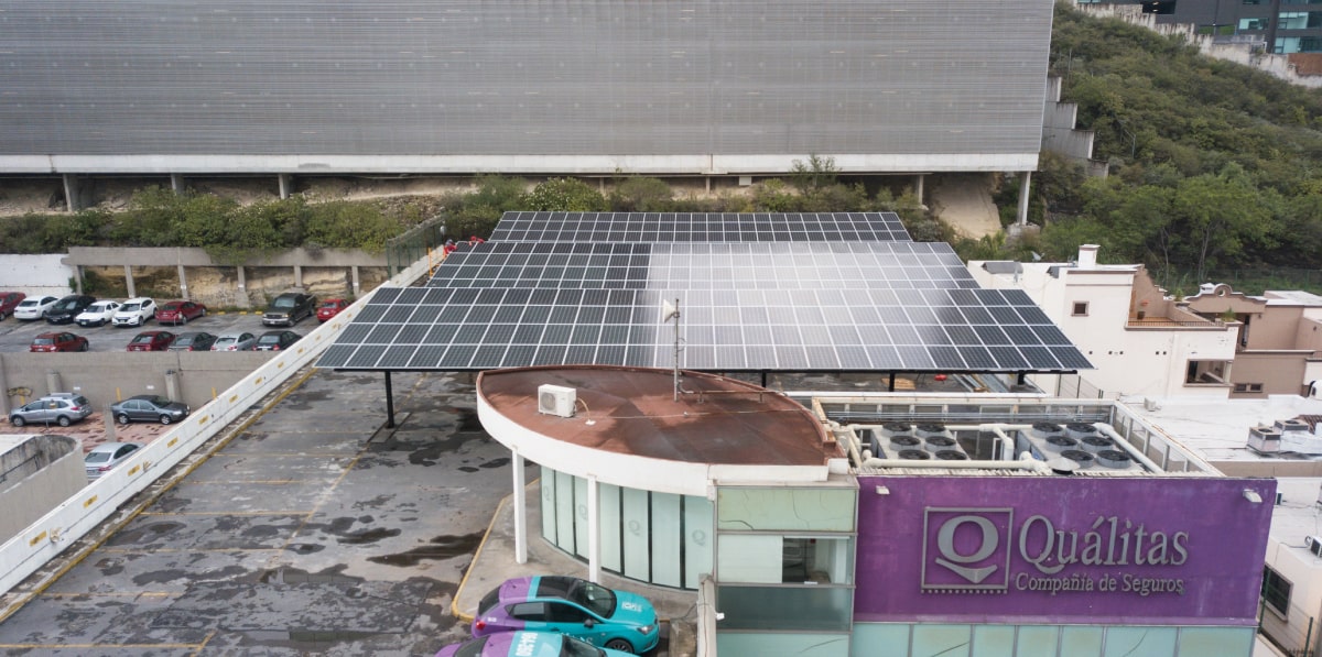 instalacion de paneles solares en techo de corporativo