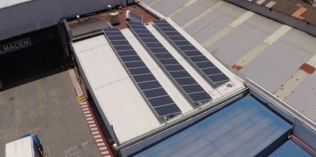 instalacion de paneles solares en centro de distribucion corona mexico